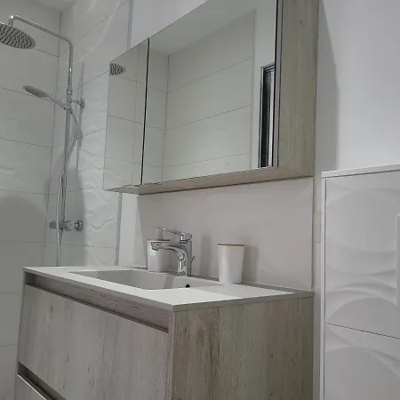 L'escale Romanesque לינה וארוחת בוקר Ozeville