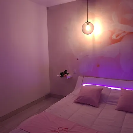 L'escale Romanesque לינה וארוחת בוקר