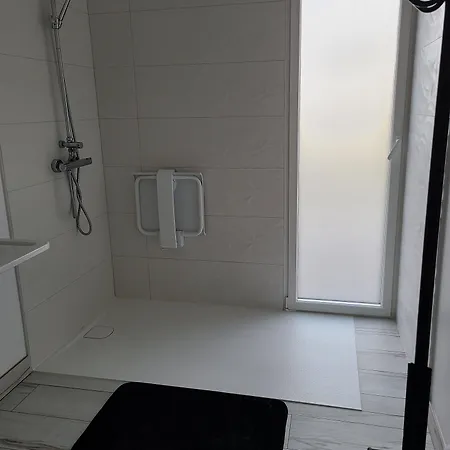 L'escale Romanesque לינה וארוחת בוקר